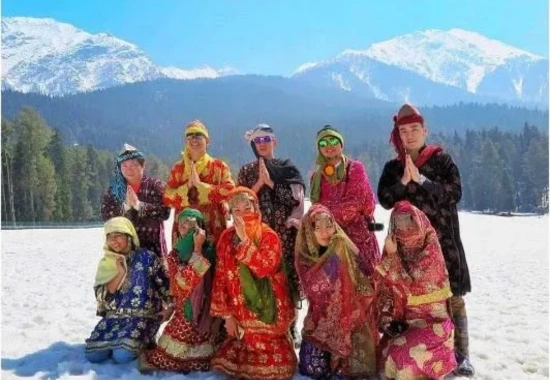 Traditional Dress of Jammu & Kashmir: Best Kashmiri Costume