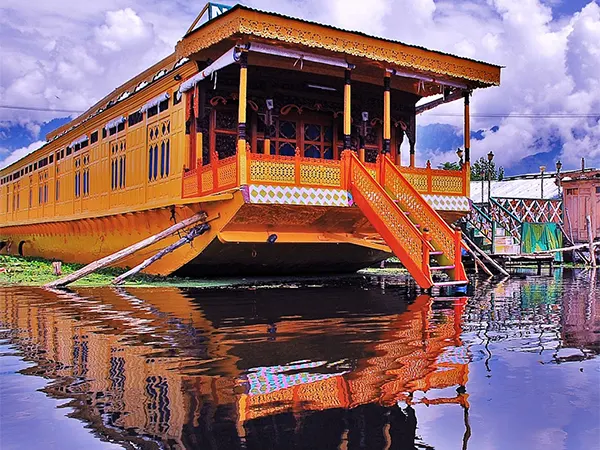 Stay in Houseboats in Kashmir